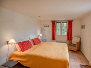 een slaapkamer met een groot bed met rode kussens bij Lou Romarin in Nans-les-Pins +29 foto's