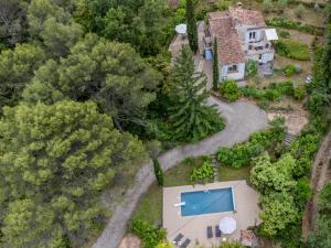 een luchtfoto van een huis met een zwembad bij Lou Romarin in Nans-les-Pins