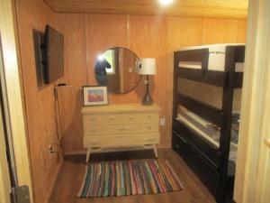 1 dormitorio con tocador con espejo y litera en THE TOGETHER PLACE, en Seward
