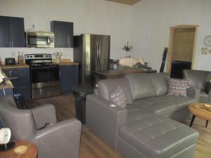 sala de estar con sofá y cocina en THE TOGETHER PLACE, en Seward