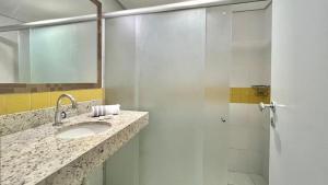 une salle de bain avec lavabo et douche dans l'établissement Apartamento Beira Mar centro Pipa com Piscina vista mar completo, à Pipa 27 autres photos