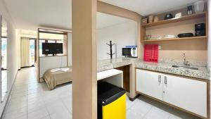 une cuisine avec un évier et un plan de travail dans l'établissement Apartamento Beira Mar centro Pipa com Piscina vista mar completo, à Pipa