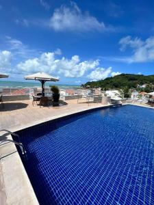 une piscine avec vue sur l'océan dans l'établissement Apartamento Beira Mar centro Pipa com Piscina vista mar completo, à Pipa