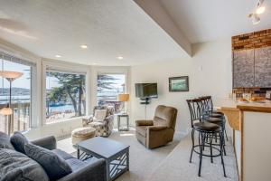 Posezení v ubytování Yaquina Bay Views! Restaurants, Shops, Walk to Everything! Unit 2