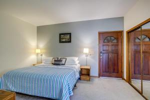 Postel nebo postele na pokoji v ubytování Yaquina Bay Views! Restaurants, Shops, Walk to Everything! Unit 2