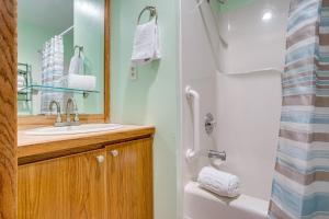 Koupelna v ubytování Yaquina Bay Views! Restaurants, Shops, Walk to Everything! Unit 2 + 15 fotografií