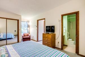 Postel nebo postele na pokoji v ubytování Bay Front Views! Shopping, Restaurants! Museums! Unit 4