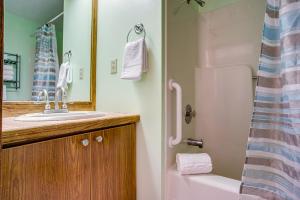 Koupelna v ubytování Bay Front Views! Shopping, Restaurants! Museums! Unit 4 + 14 fotografií