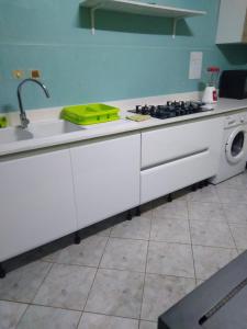 Kuchyň nebo kuchyňský kout v ubytování Villa goyavier