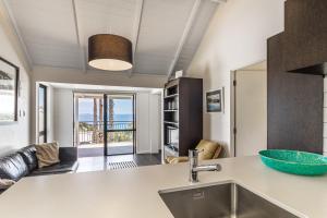 Cosy Palm Beach Cottage with Spectacular Seaviews的休息区