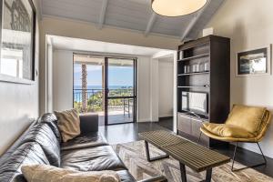 Cosy Palm Beach Cottage with Spectacular Seaviews的休息区