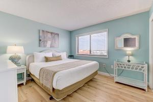 Postel nebo postele na pokoji v ubytování 0801 Seaside Sunrise by Atlantic Towers