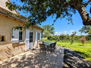 Сад в Ancienne ferme rénovée avec jardin clos et vélos, au cœur de la Vallée Noire en Berry - FR-1-591-135
