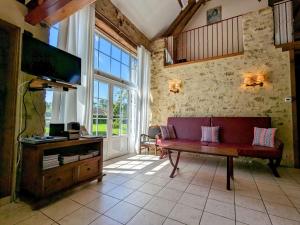 Телевизор и/или развлекательный центр в Ancienne ferme rénovée avec jardin clos et vélos, au cœur de la Vallée Noire en Berry - FR-1-591-135