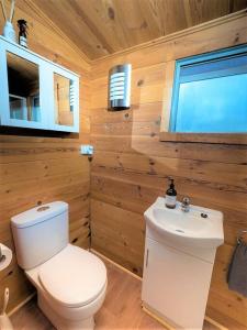 une salle de bain avec des toilettes blanches et un lavabo dans l'établissement Unique Wooden Cabin for Couples - Frankland River Cabin, à Frankland