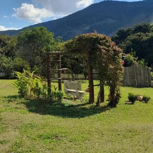 un jardinificialificialificialificialificialificialificialificialificialificialificialificialificialificialificialificialificial dans l'établissement Recanto das Flores, à São Thomé das Letras 29 autres photos