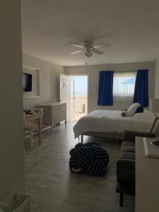 Ένα ή περισσότερα κρεβάτια σε δωμάτιο στο Southold Beach Motel