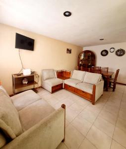 sala de estar con sofá y mesa en Casa Pachuca hidalgo, en Colonia de Venado