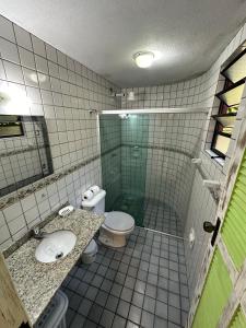 e bagno con doccia, servizi igienici e lavandino. di Vila dos Tangarás, Casa 1 Praia, a 30m do mar a Toque Toque Grande