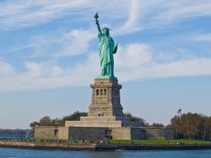 uma imagem da estátua da liberdade sobre a água em Smyth Tribeca em Nova Iorque