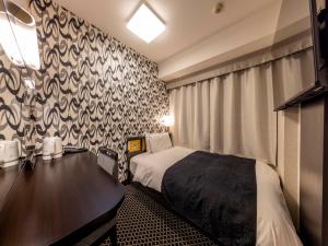 Postel nebo postele na pokoji v ubytování APA Hotel Kanazawa Chuo