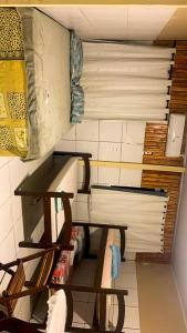 Una habitación con una estantería y una cama en una habitación en Pousada Shalom, en Santo Amaro 78 fotos más