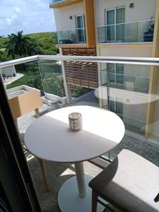 Emerald Upscale Studio in Maho-Walking distance to beach的阳台或露台
