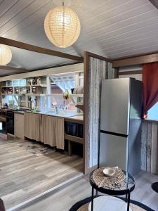 una cucina con frigorifero e tavolo di Faaora Lodge, little paradise a Haapiti