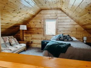 Postel nebo postele na pokoji v ubytování Cozy Cabins - Alaskan Getaways