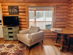 TV a/nebo společenská místnost v ubytování Cozy Cabins - Alaskan Getaways