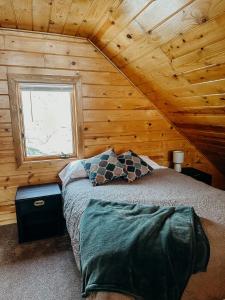 Postel nebo postele na pokoji v ubytování Cozy Cabins - Alaskan Getaways