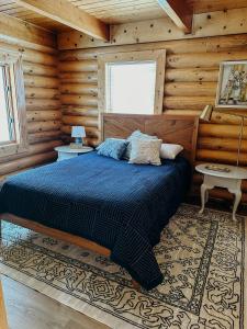 Postel nebo postele na pokoji v ubytování Cozy Cabins - Alaskan Getaways