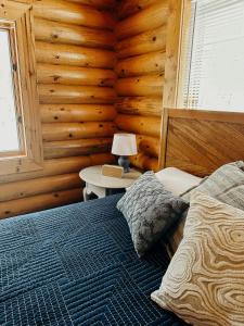 Postel nebo postele na pokoji v ubytování Cozy Cabins - Alaskan Getaways
