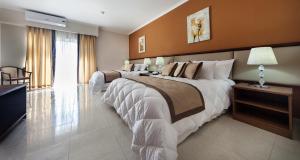 Un pat sau paturi într-o cameră la Port View Guesthouse