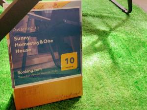 張家界的住宿－Sunny Homestay&One House，一本书坐在绿草上