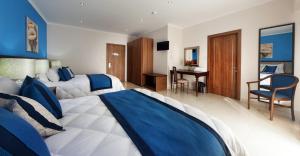 Un pat sau paturi într-o cameră la Port View Guesthouse