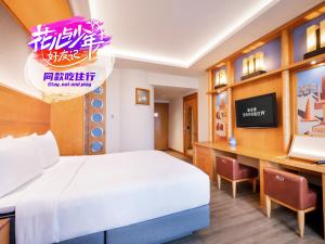 um quarto com uma cama e uma secretária com um computador em Resorts World Sentosa - Hotel Michael em Singapura