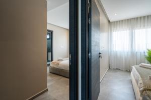 卡萨布兰卡Atlantic View Appart'Hotel的一间卧室设有一扇门,通往一间带一张床的卧室