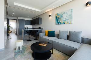 卡萨布兰卡Atlantic View Appart'Hotel的带沙发和桌子的客厅