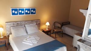 een slaapkamer met een bed met twee handdoeken erop bij Pousada Flor do Mar in Paraty