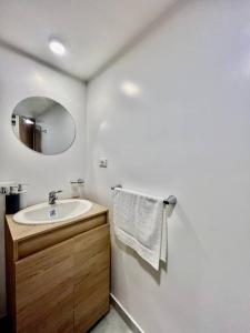 a bathroom with a sink and a mirror at aparta estudio de lujo sector Unicentro in Pasto