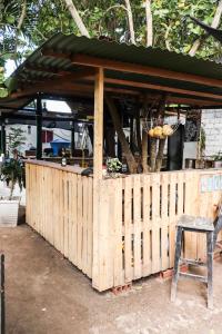 - un bâtiment en bois avec une table et une chaise dans l'établissement Nahimara Champeta Hostel, à Carthagène des Indes