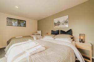 سرير أو أسرّة في غرفة في Lake Tekapo Cottages