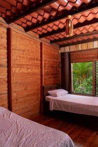 a room with two beds and a window at Cabaña Ave Del Paraiso in Cartago