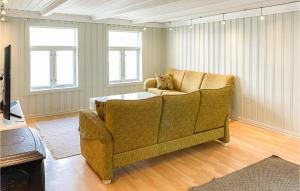 ein Wohnzimmer mit einem Sofa und einem TV in der Unterkunft Awesome Home In Kristiansund With House Sea View in Kristiansund