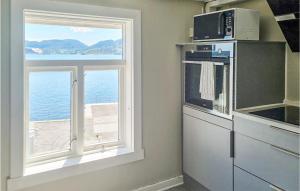 cocina con ventana y vistas al océano en Awesome Home In Kristiansund With House Sea View en Kristiansund