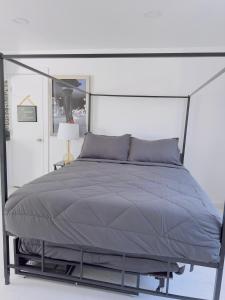 Ένα ή περισσότερα κρεβάτια σε δωμάτιο στο Beachside Oasis, Miami Beach Apt with parking included