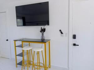 Μια τηλεόραση ή/και κέντρο ψυχαγωγίας στο Beachside Oasis, Miami Beach Apt with parking included