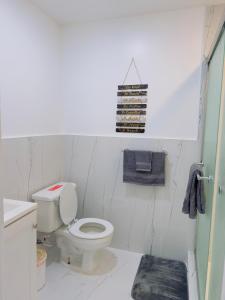 Ένα μπάνιο στο Beachside Oasis, Miami Beach Apt with parking included +3 φωτογραφίες