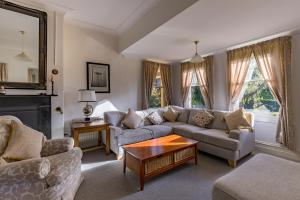 ein Wohnzimmer mit einem Sofa und einem Tisch in der Unterkunft Bon Accord Luxury Accommodation in Sale